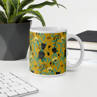 Theta mug with kite and pansy in gold