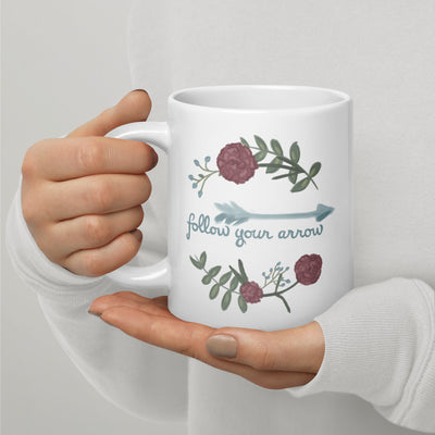 Pi Beta Phi Mom mug in 20 oz size showing Pi Phi motto in model's hands