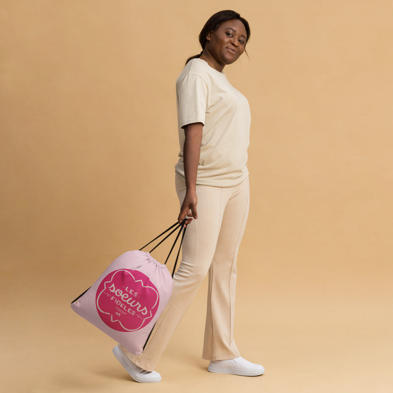 Phi Mu Motto Pink Drawstring Bag on model&